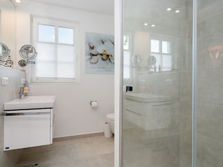 Badezimmer mit bodentiefer Dusche im 1. OG