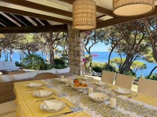Essbereich aussen mit Meerblick
