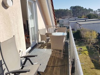 Großer, möblierter Balkon mit Blick zum Achterwasser