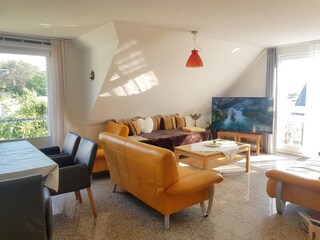 Helle Räume, Blick ins Grüne, Natursteinboden