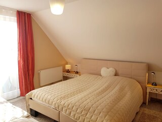 Schlafzimmer mit hochwertigem Doppelbett