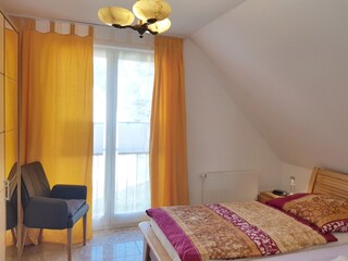Schlafzimmer mit Doppelbett aus Massivholz, gr. Schrank