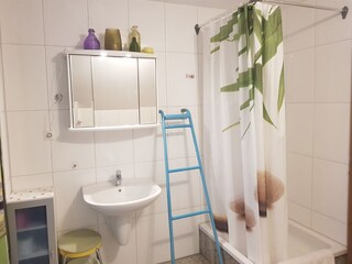 Großzügiges Bad mit Badewanne+Dusche, Natursteinboden