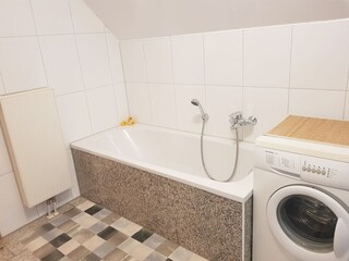Großzügiges Bad mit Badewanne+Dusche, mit Waschmaschine
