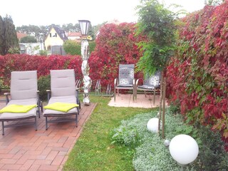 Große, möblierte Terrasse mit Liegen direkt vor dem App