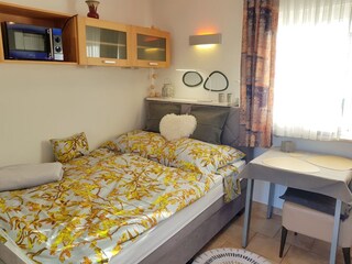 Helles Wohn-/Schlafzimmer mit bequemem Boxspringbett
