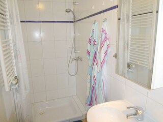 Modernes Bad mit Fenster und großer, flacher Dusche