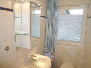 Modernes Bad mit Fenster und großer, flacher Dusche