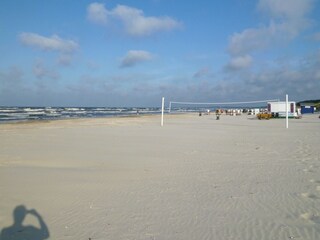 Besonders feinsandiger und bis zu 80 m breiter Strand