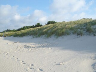 Besonders feinsandiger und bis zu 80 m breiter Strand
