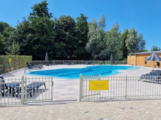 Das Solar beheizte Schwimmbad im Park