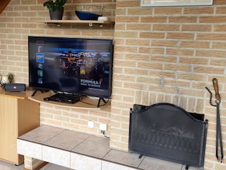 Der Fernseher und der offene Kamin