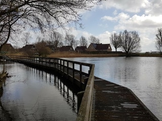 Einer der beiden Angelseen vor dem Park