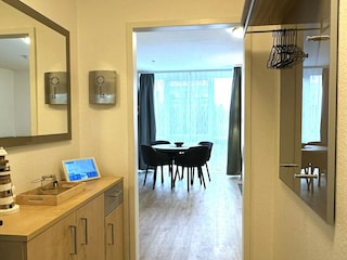 Flur mit Wetterstation