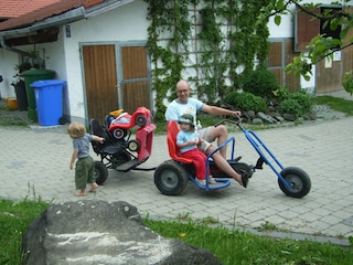 Viele Kinderfahrzeuge