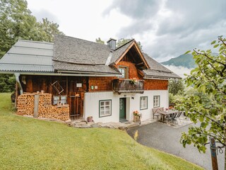 Haus mit Holzhütte links