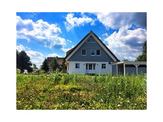 Seitenansicht mit Carport