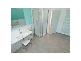 Bad mit Dusche im EG