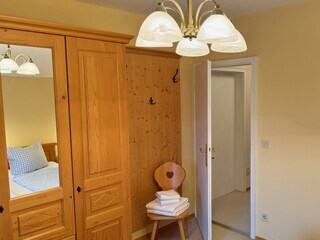 Schrank mit Spiegel im Schlafzimmer 2