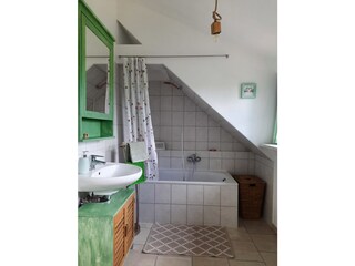 Badezimmer mit Badewanne