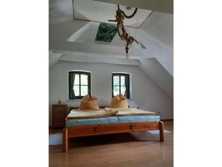 Schlafzimmer mit Doppelbett