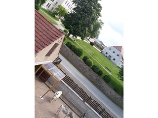 Hof mit Eselstall und Blick zum Schloss Krobnitz