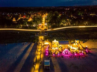 Strandlounge bei Nacht