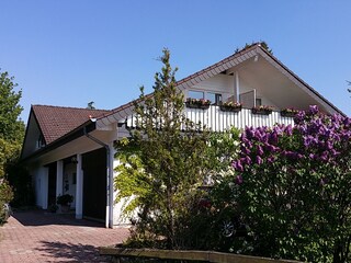 Eingangsbereich und Parkplatz