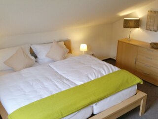 Schlafzimmer mit Doppelbett