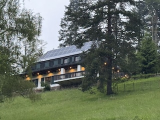 Blick hoch zum beleuchteten Haus