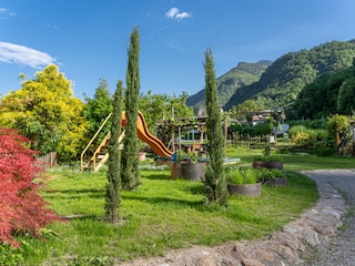 Garten mit  Spielplatz