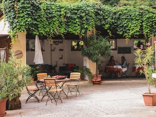 Innenhof und Loggia mit gemütlichen Sitzgelegenheiten