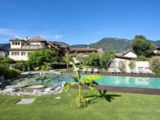 Pool mit Gebäudeansicht