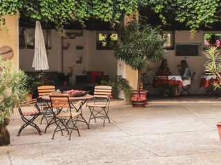 der Innenhof mit gemütlichen Sitzgelegenheiten