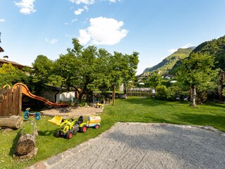 Garten mit kleinem Spielplatz