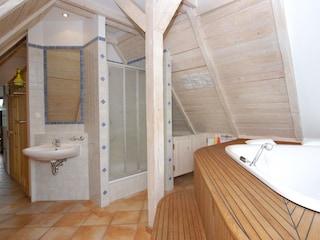 Wellnessbereich mit Sauna und Whirlpool