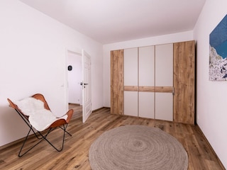 Schlafzimmer mit Doppelbett und Kleiderschrank Fewo Schwaiger