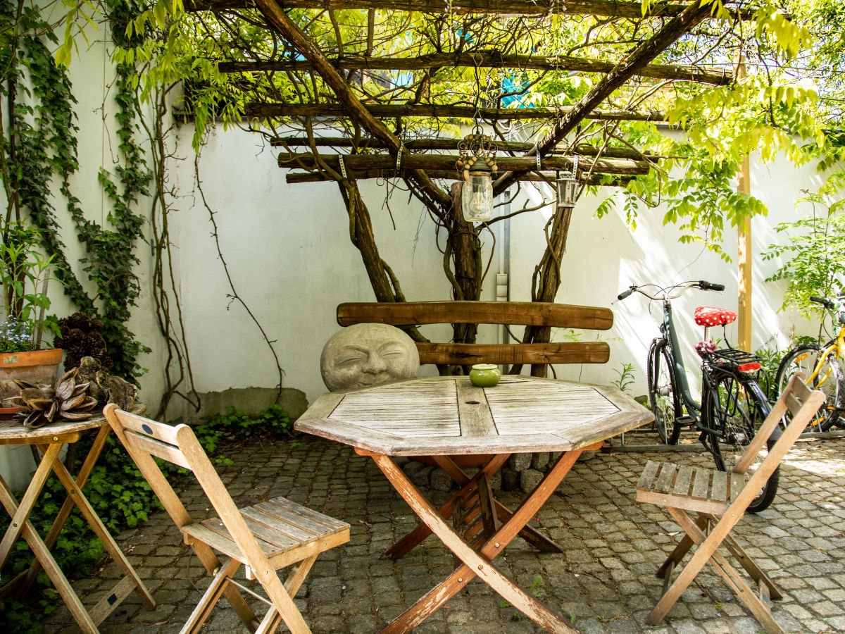 Terrasse unter Blauregen