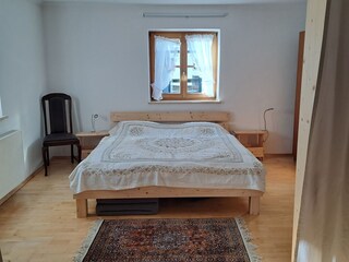 Schlafzimmer mit Doppelbett