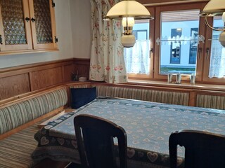 Esszimmer mit großem Esstisch