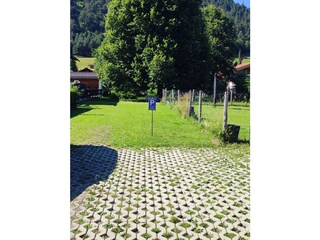 Parkplatz hinder dem Haus