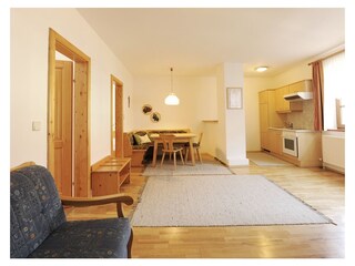 Wohnraum mit Küchenecke und Esstisch