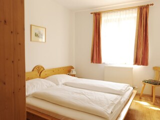 Schlafzimmer mit Doppelbett