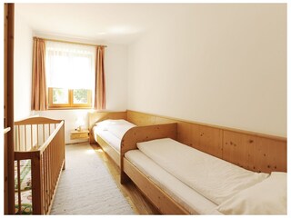 Zweites Schlafzimmer mit zwei Einzelbetten