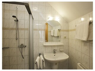 Badezimmer mit Dusche