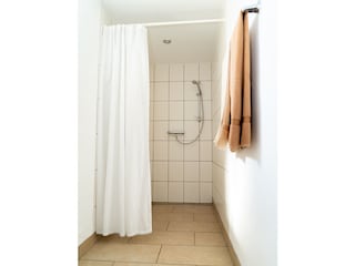 Badezimmer mit bodenebener Dusche