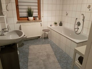 Bad mit Badewanne & Dusche
