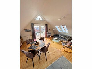 Wohnbereich mit Sofa und Essecke