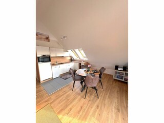 Essbereich und offene Küchenzeile