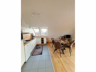 offene Küchenzeile und Essbereich